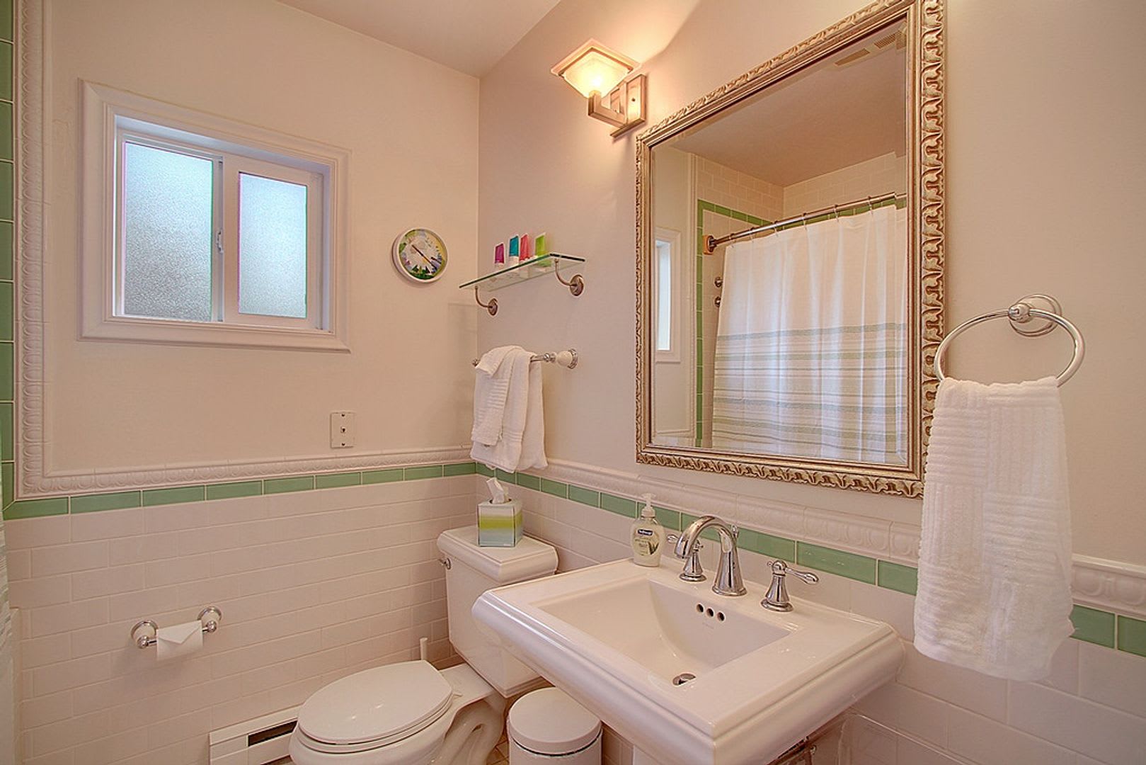 One Month Free Rent!* Furnished Cozy Bungalow Style Condo in Capitol Hill – photo 1