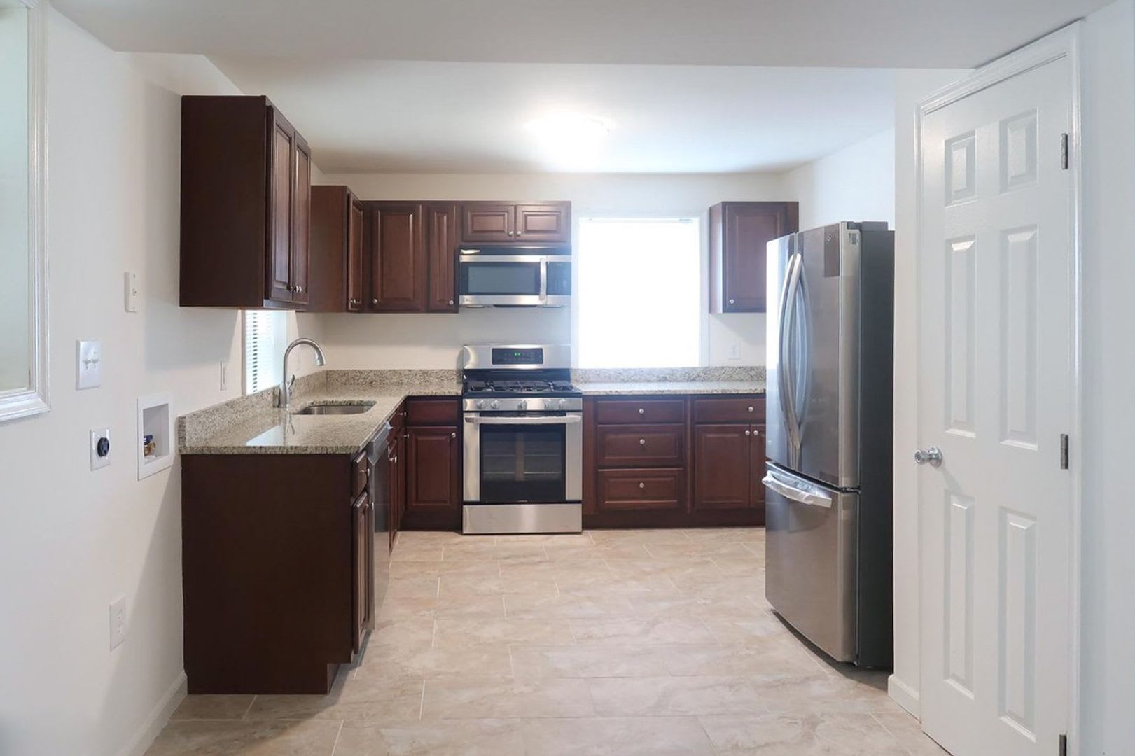 Modern Two Bedroom + Den Condo! Minutes to Congress Heights Metro! – photo 3