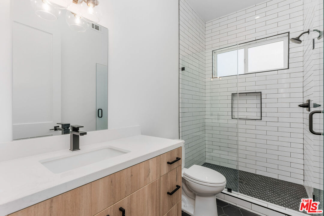 1834 Echo Park Avenue – photo 2