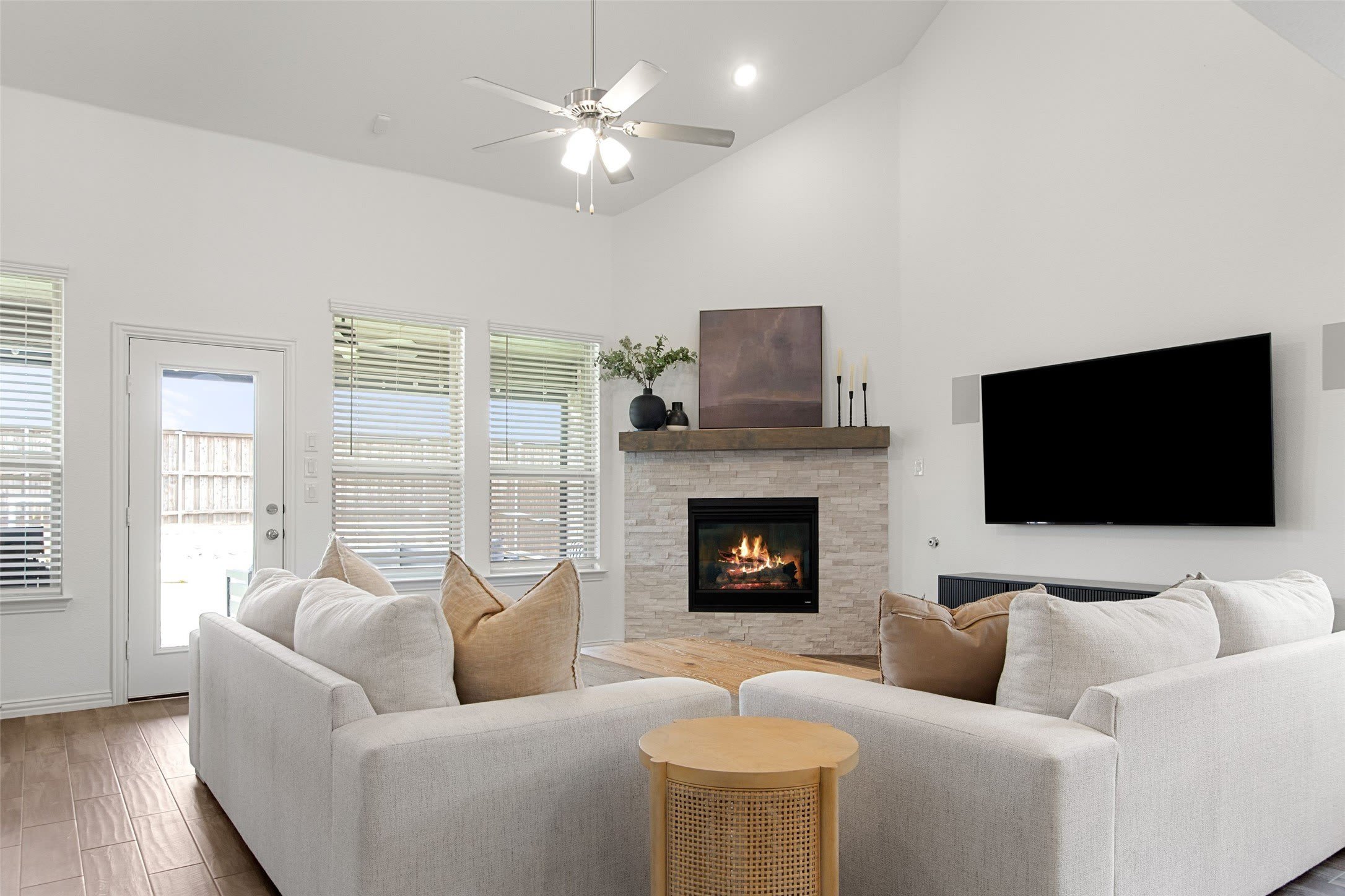 1429 Ross Avenue – photo 4