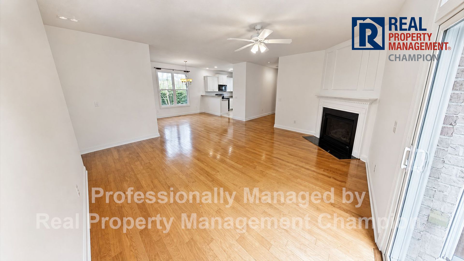 3BD/2BA Split Floorplan Home w/Fireplace and Attached Garage – photo 2