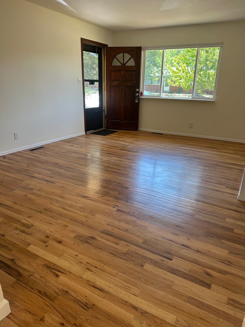 Spacious 3 Bedroom House with Garage and Large Yard! – photo 2