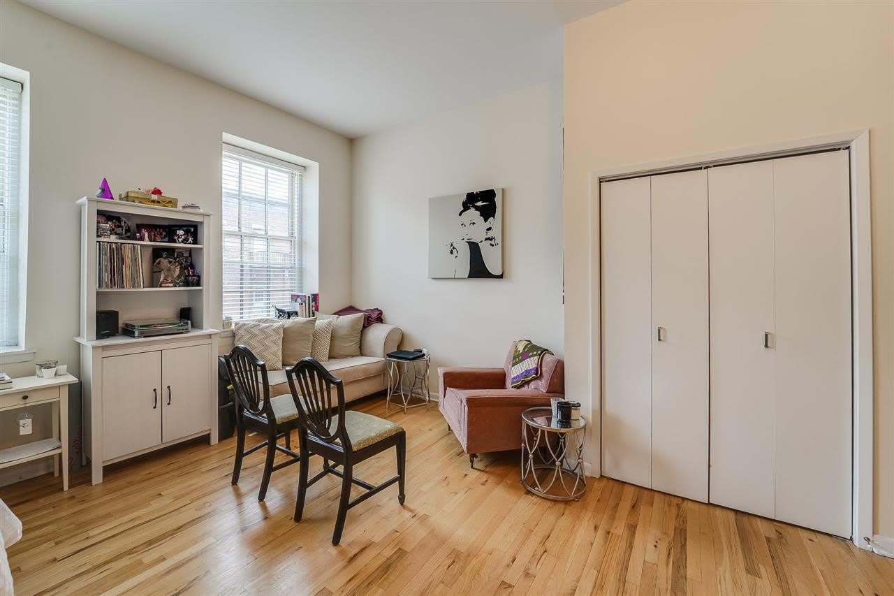 341 MONMOUTH ST – photo 4
