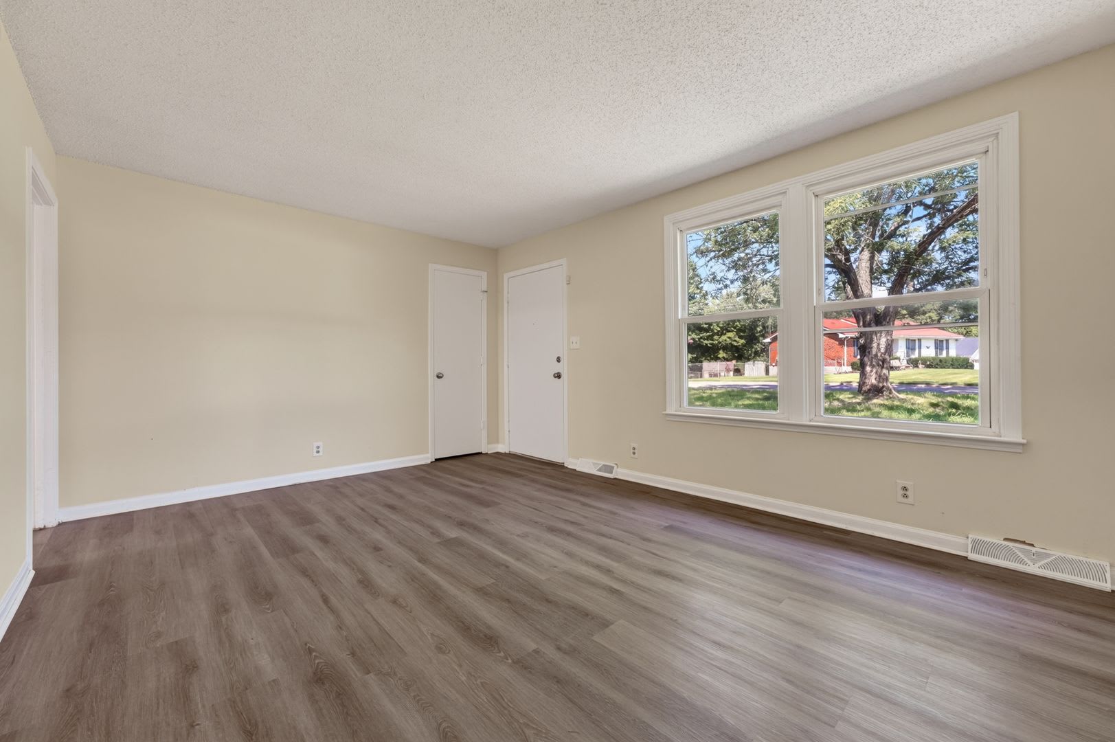 3 Bedroom Pet Friendly Home For Rent Near Post! – photo 5