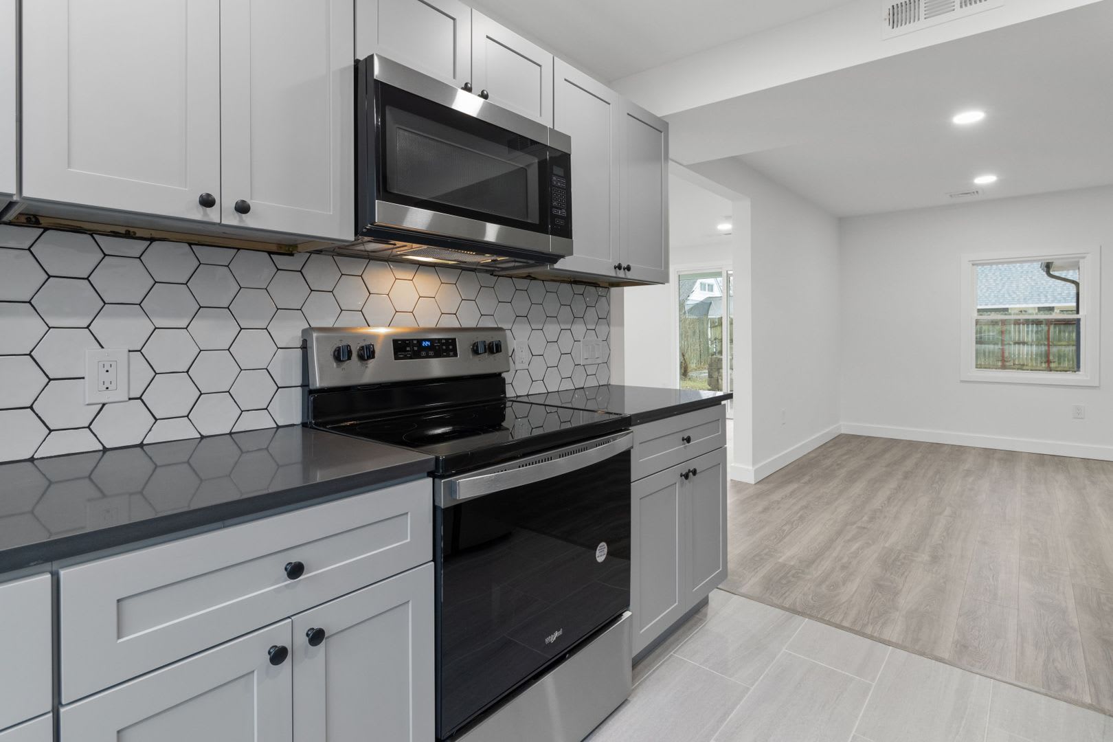Beautiful fully renovated 5 bed 2 bath House with a sun room and large yard – photo 5