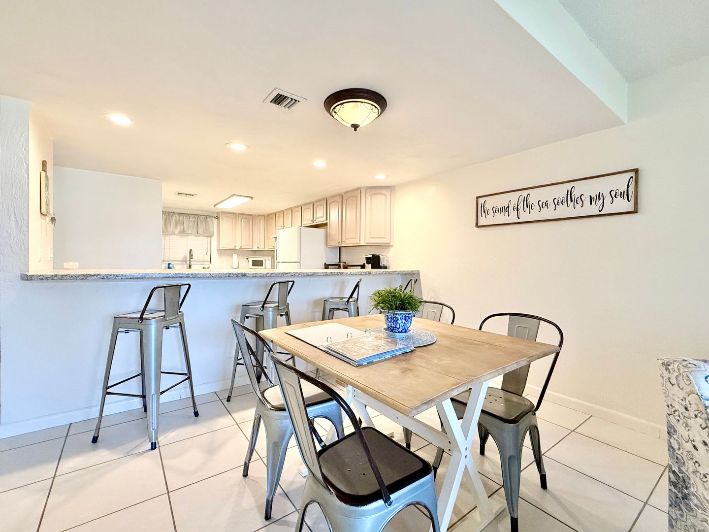 Coastal comfort awaits in this furnished 2Bedrooms / 2Baths condo in Daytona Beach! – photo 5