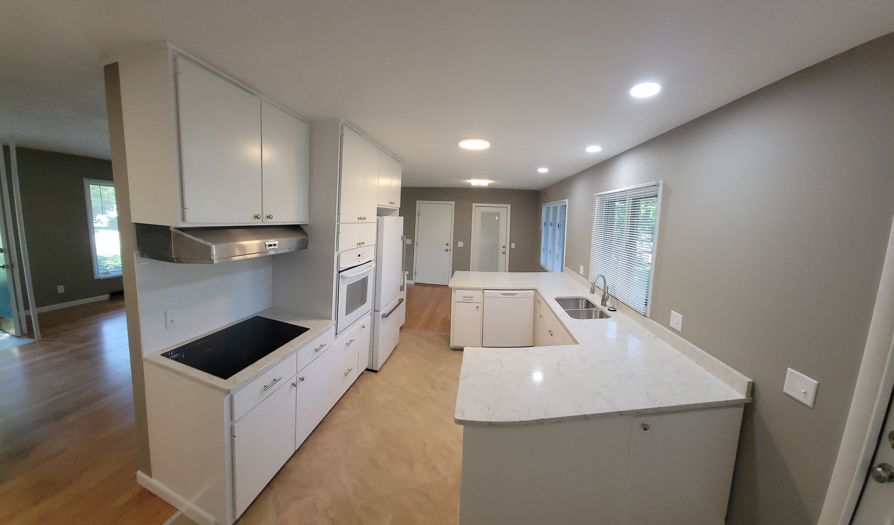 Spacious 3-Bedroom Home with Large Deck – photo 2