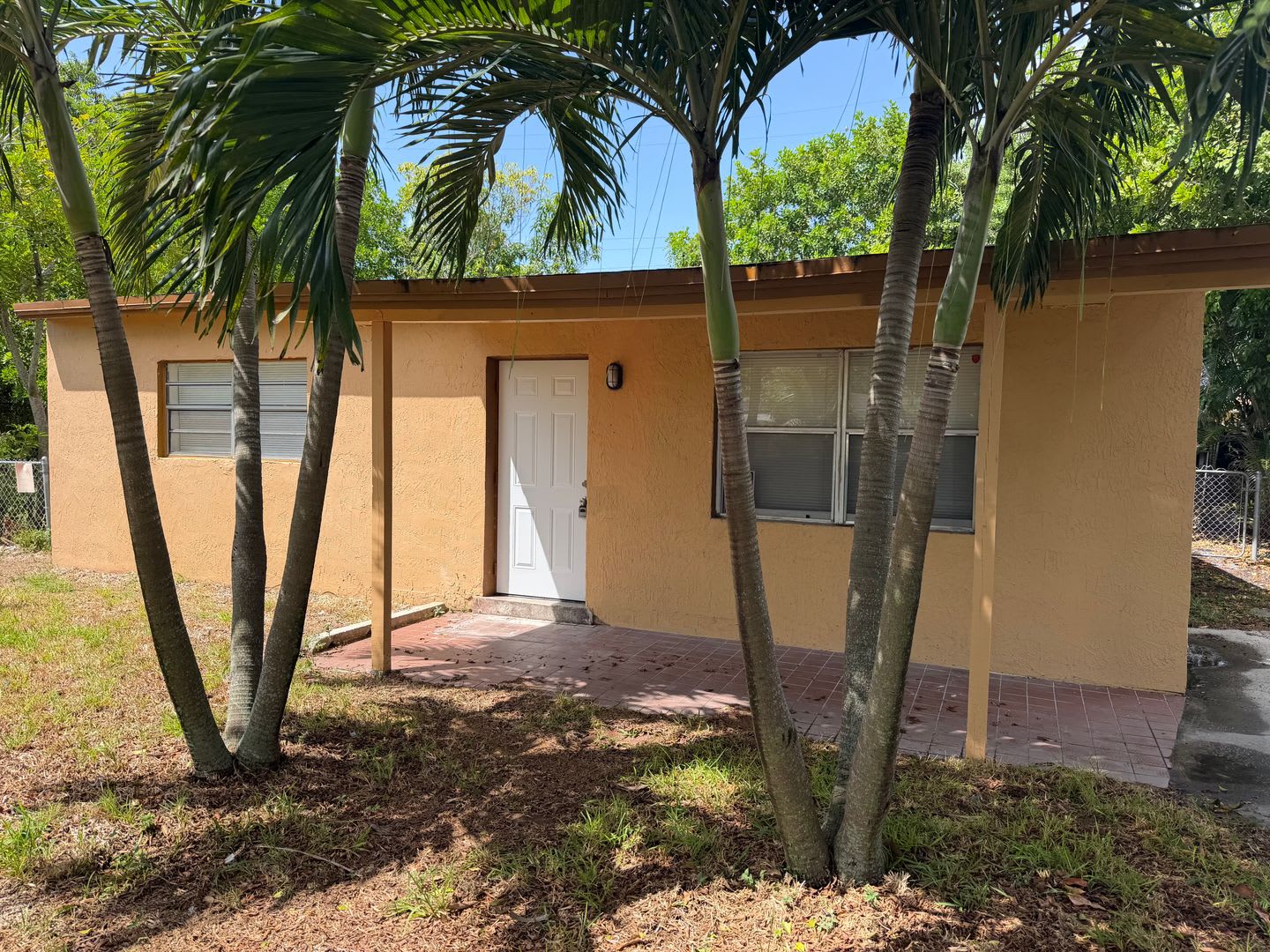 Available 3/2 home with updated bathrooms. – photo 2