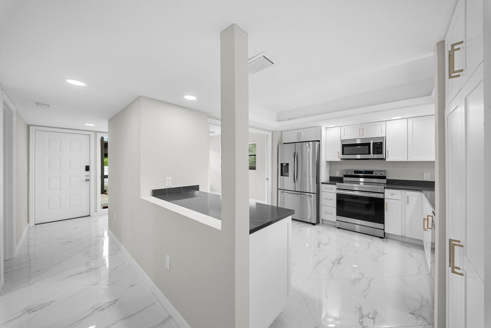 Fully renovated 3-bedroom, 2-bath condo in South Fort Myers – photo 3