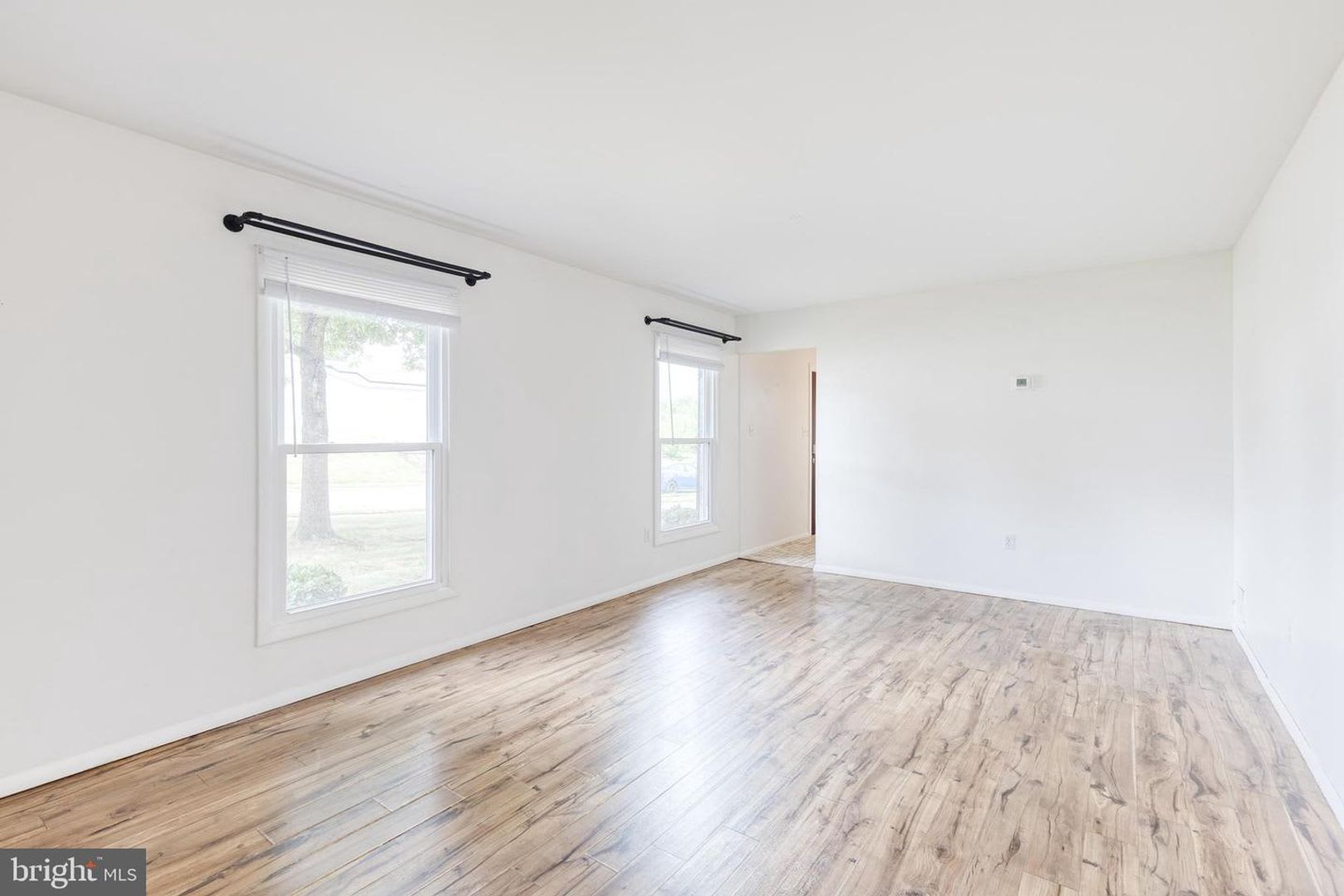 Welcome to this beautifully updated 5bd 2.5bth home! – photo 3