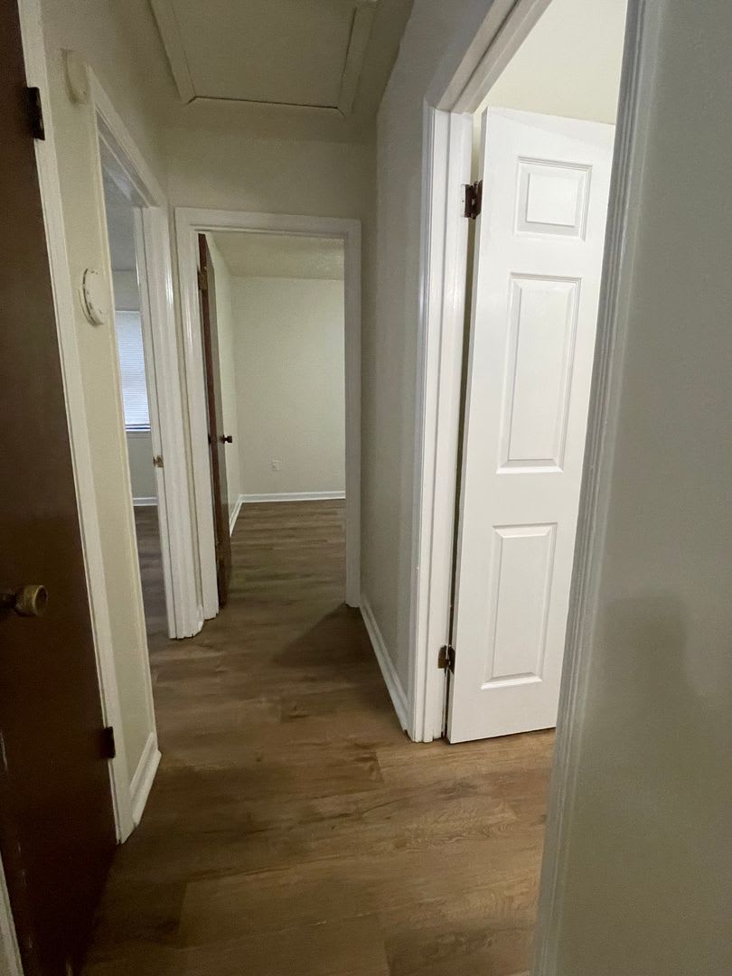 2BR 1 Bath Duplex on the Eastside! Available soon! – photo 4