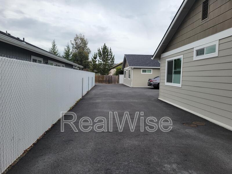 124 SW Jenn Way – photo 4