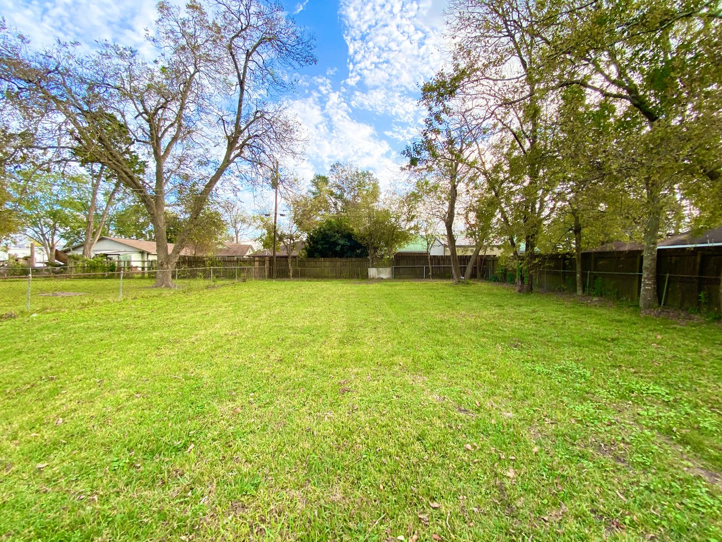 Beautiful 2/1/1 w/ study in Angleton!! Very Cute Home! – photo 2