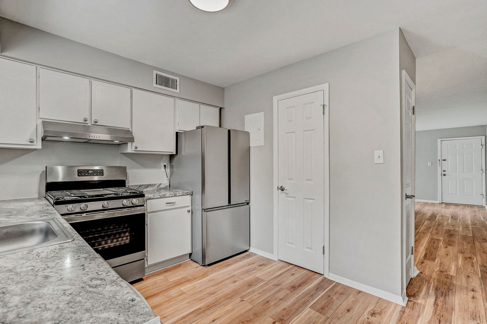 2 Bed 1 5 Bath Condo Close To Unc Beautifully Renovated Move In Ready 500 Off First Month S Rent – photo 5