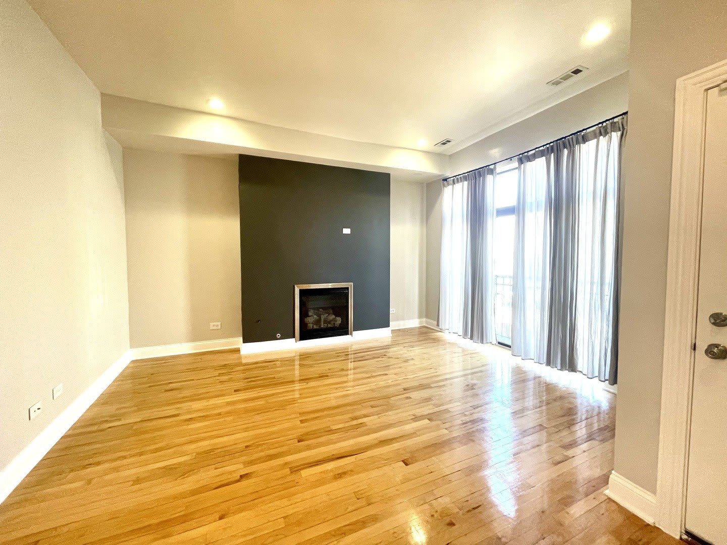 469 E Bowen Avenue – photo 3