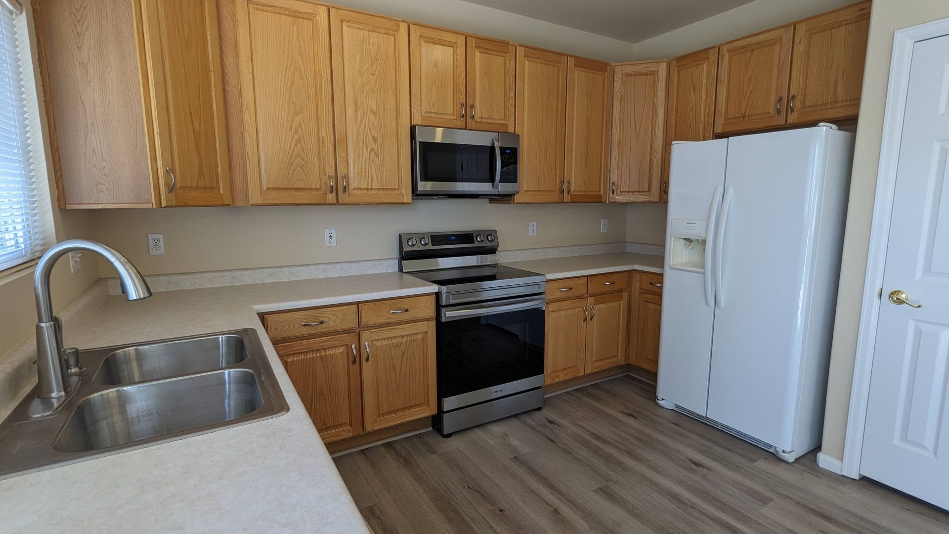 Bright 3-Bedroom Home on a Cul-de-Sac with Mountain Views – photo 2
