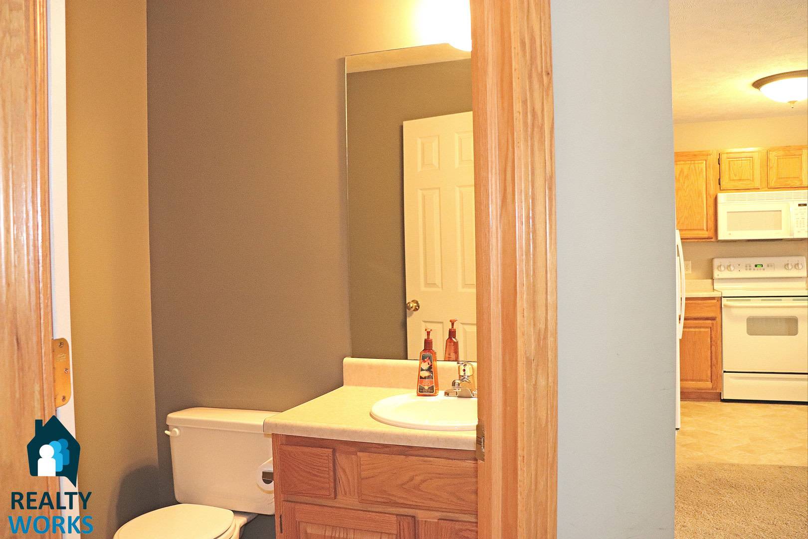 Lovely 3 Bed Townhome – photo 4