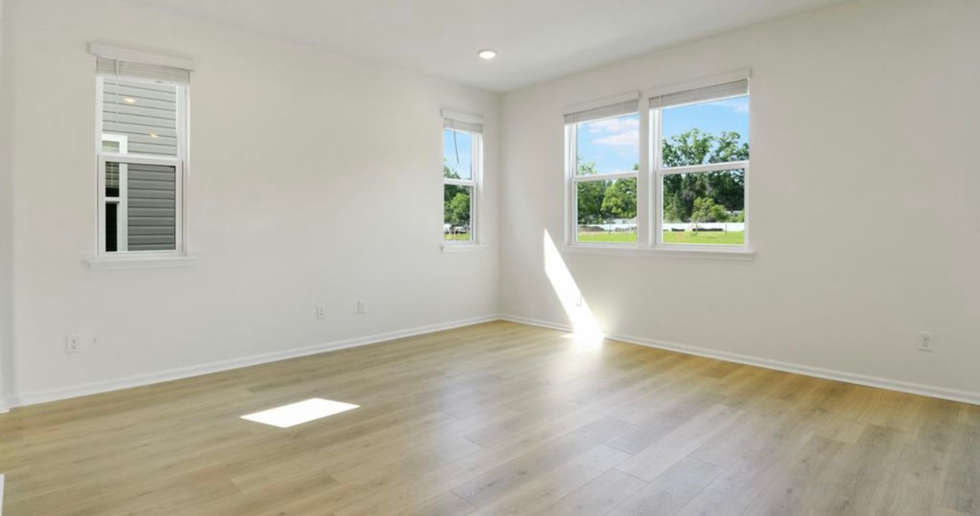 Modern 2-Story Home with Loft & Upgrades – photo 3
