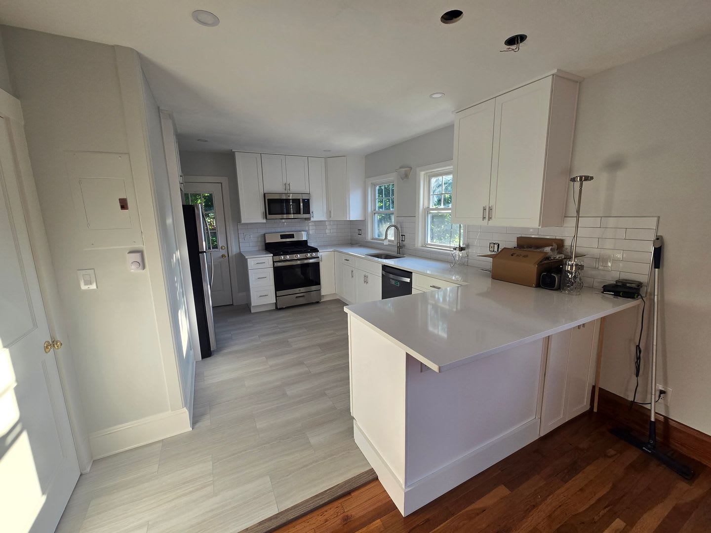 Newly Renovated Top Floor 2 Bed Amazing location! – photo 5