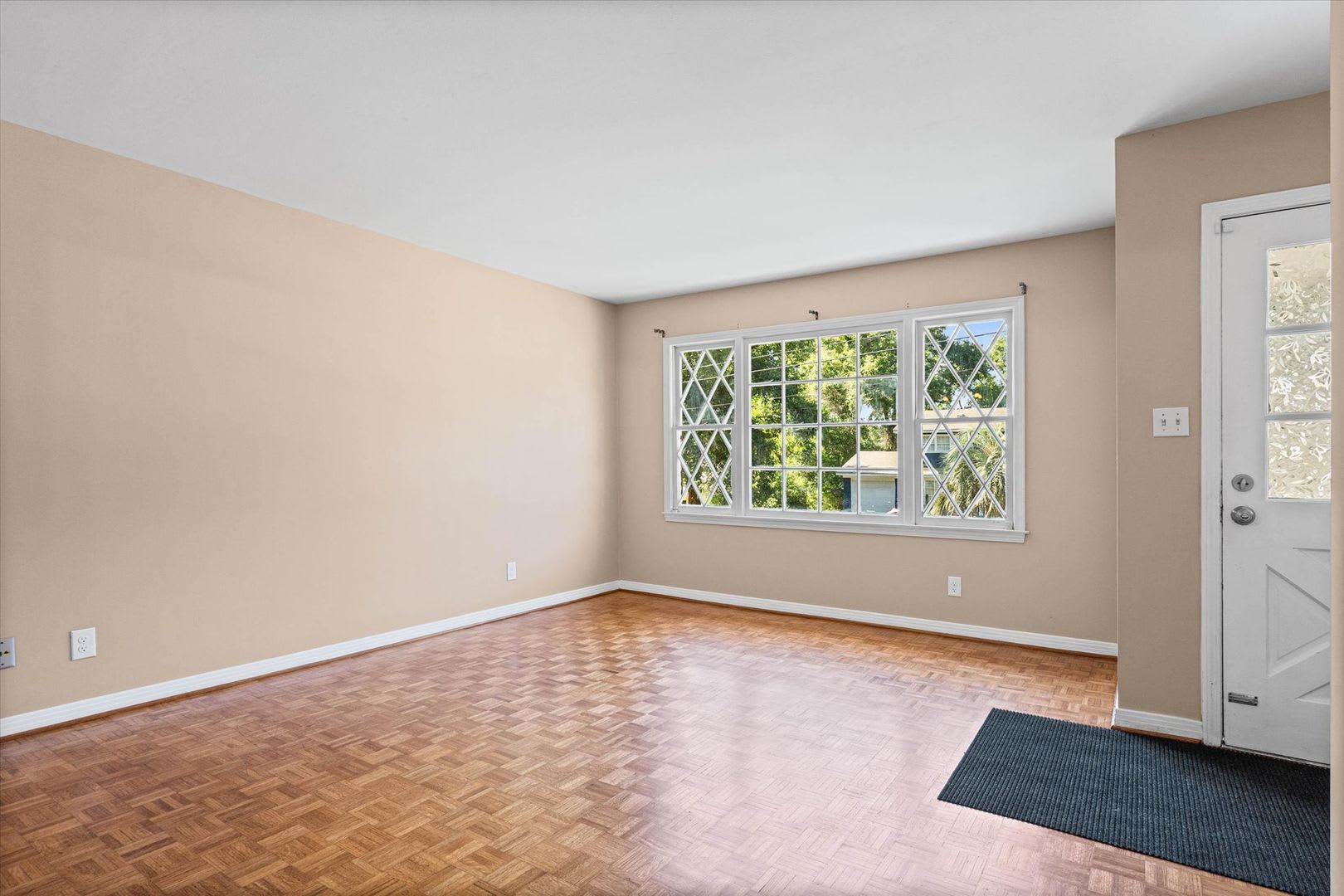 Three bedroom home close to USA with a garage – photo 2
