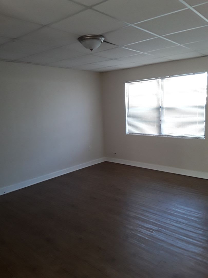 Great location two bedroom one bath with a garage – photo 3