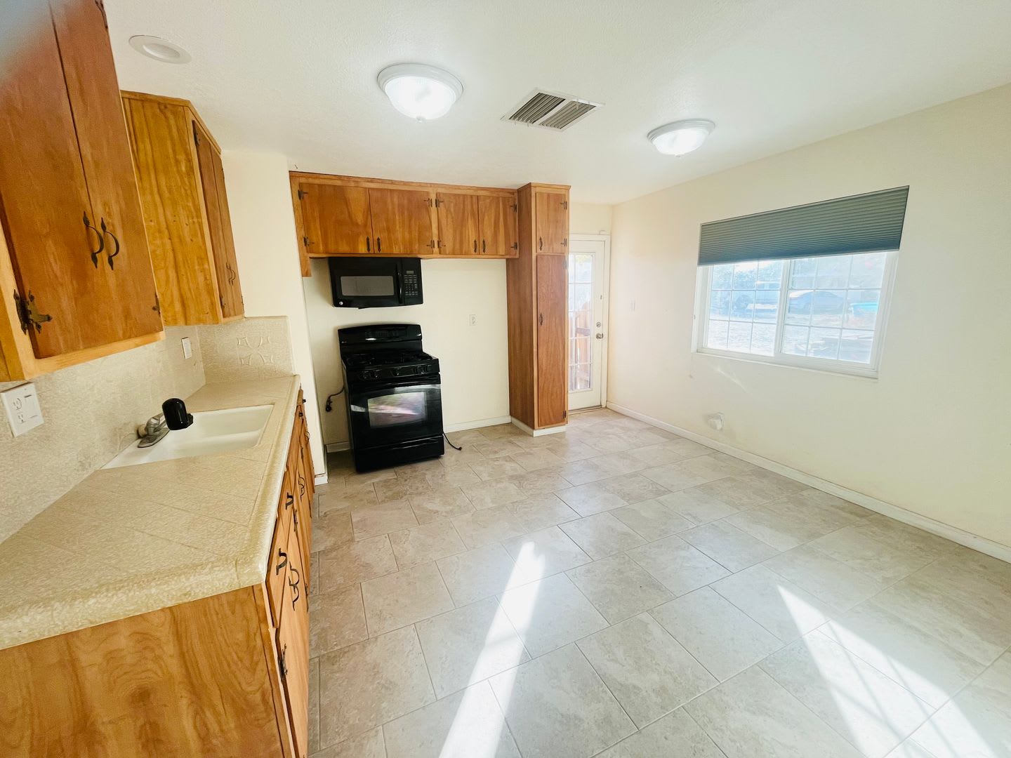 2 Bedroom 1 Bathroom Home! – photo 3