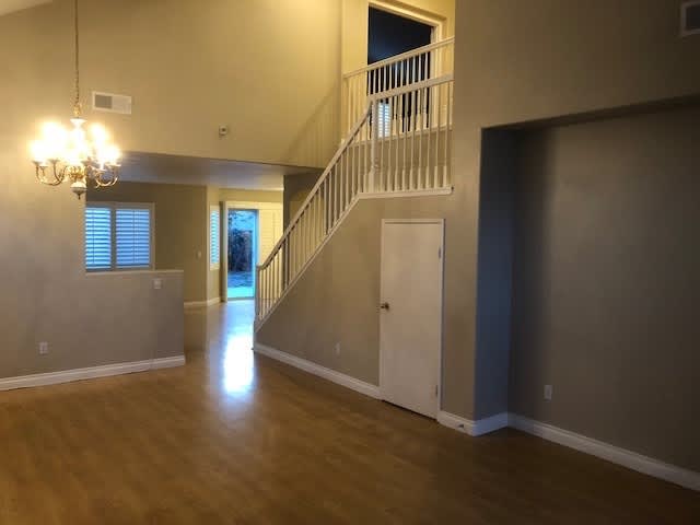 Spacious, Comfortable & Ready to Welcome You Home! – photo 3
