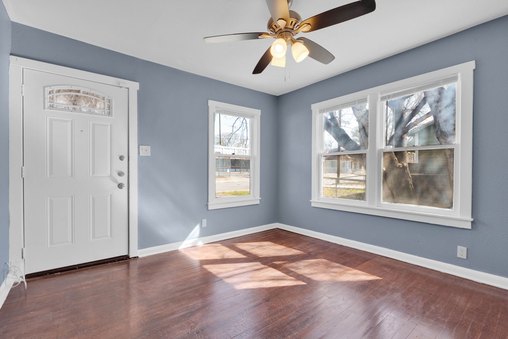 Cozy 3 Bed 2 Bath- Newly Renovated Home in Downtown San Antonio! – photo 3