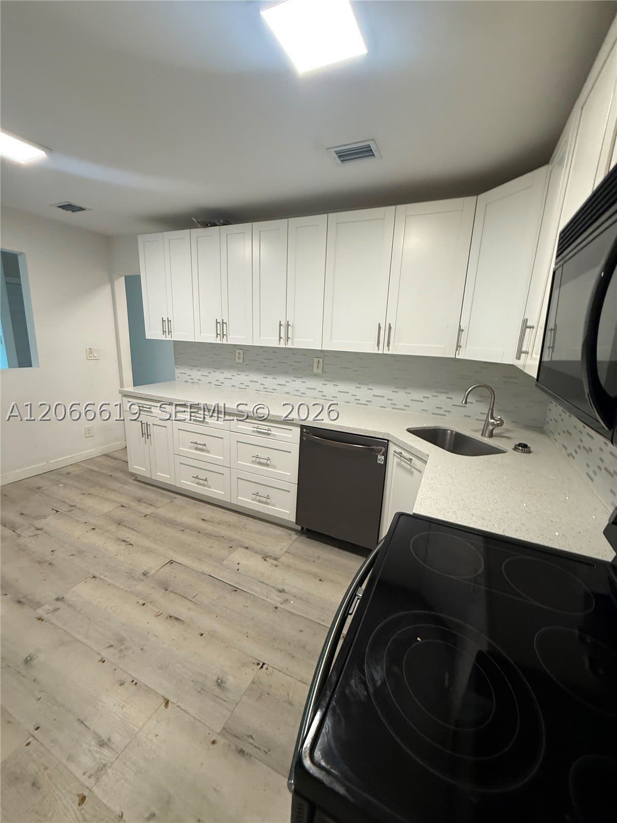 2910 NW 6th Ct – photo 2
