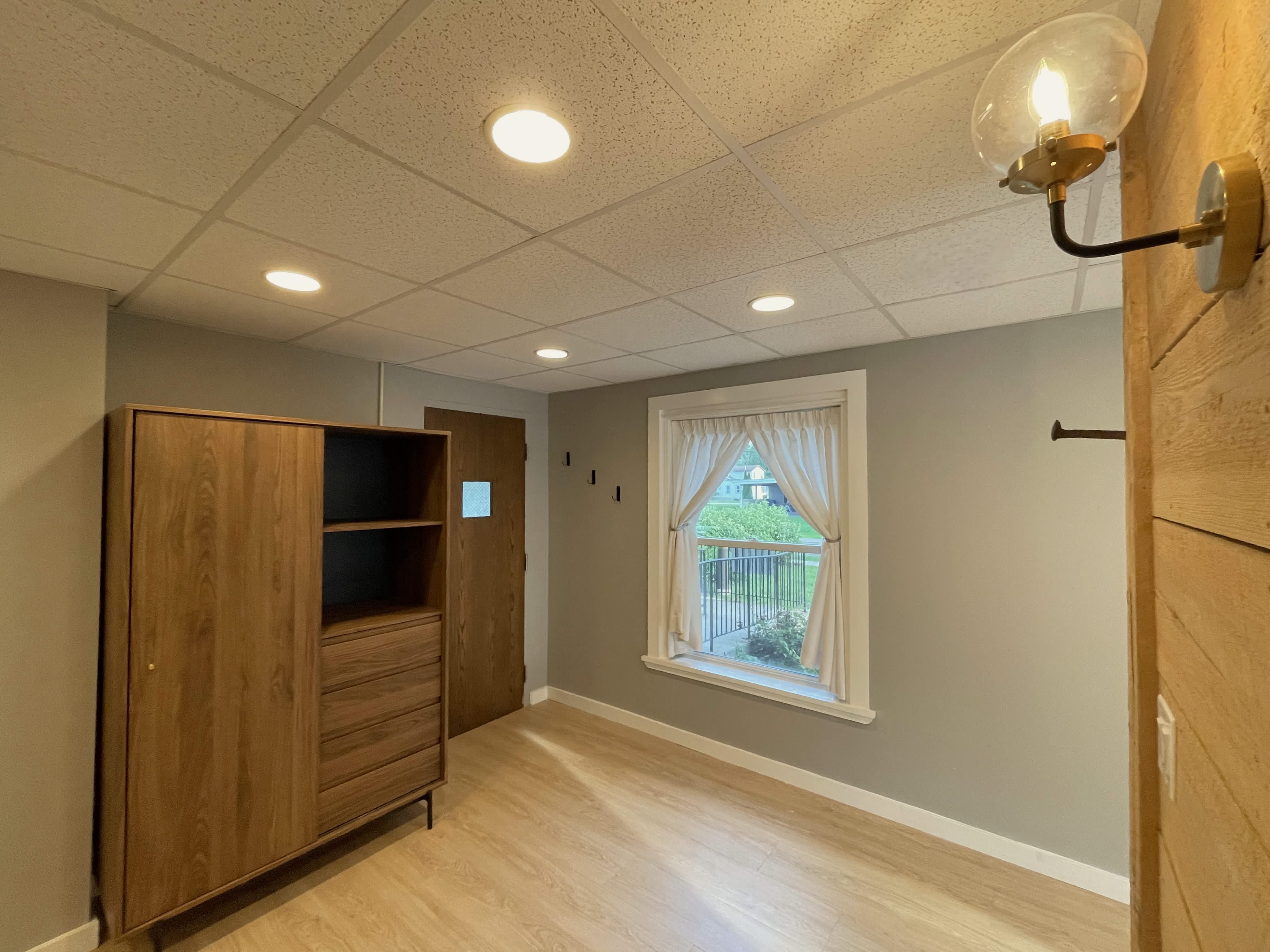 208 W Broadway – photo 4