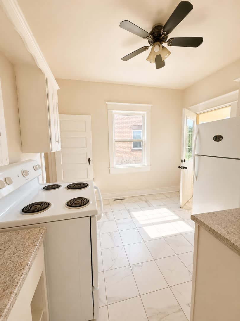 3 Bedroom 1.5 Bathroom HOUSE – photo 3