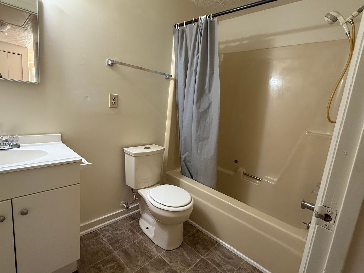 2 Bedroom, 1 Bath Duplex – photo 2