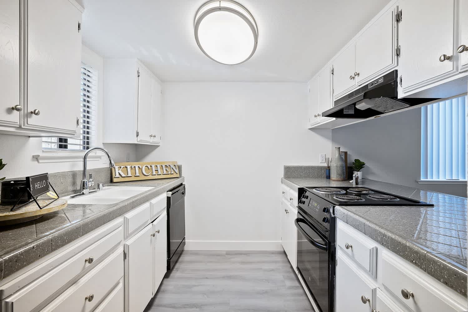 Riverwoods Apartments – photo 3