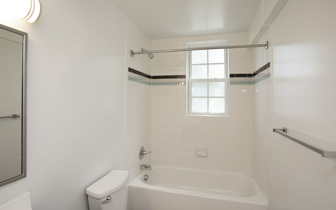Colonial Village Apartments – photo 3