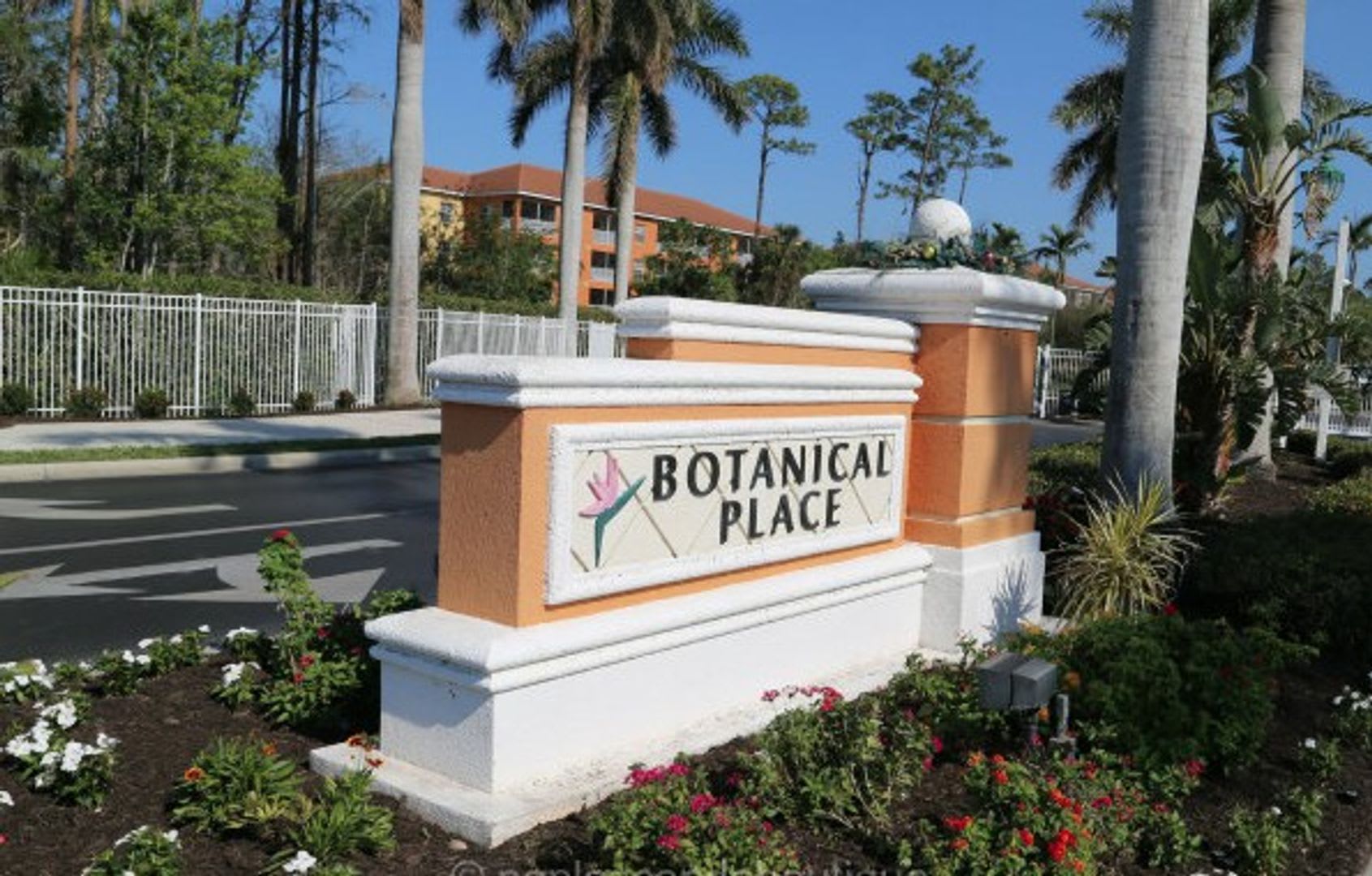 2 Bedroom Plus A Den 2 Bath Seasonal Beautiful Condo Available For Season Prime Location Olde Naples Botanical Place Minutes From Naples Powdery Sand Beaches Vacation Retreat – photo 4