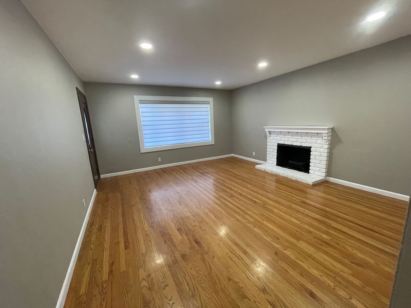 Spacious house with Skylights, Hardwood floors, Family room and Gardener – photo 2