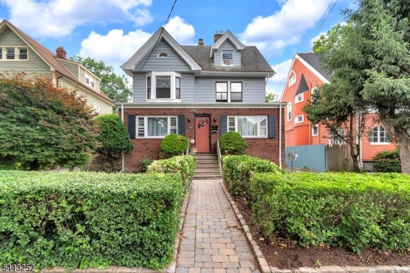 558 Argyle Ave – photo 1