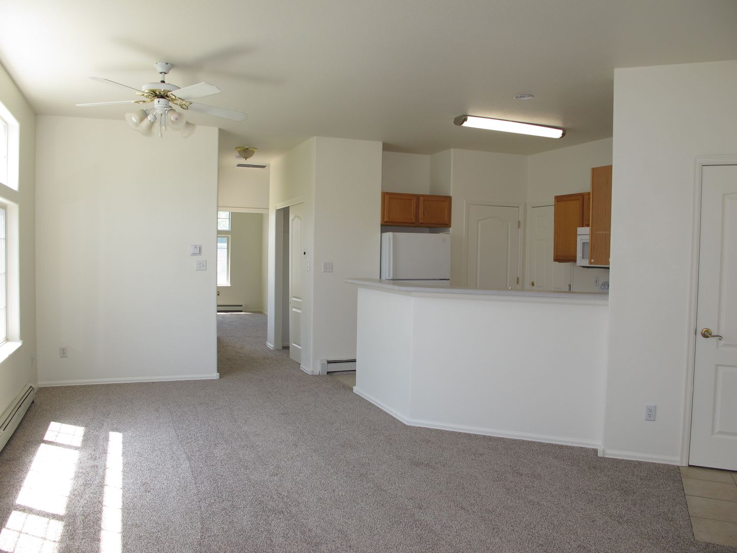 Bright detached townhouse. Available Now! – photo 3