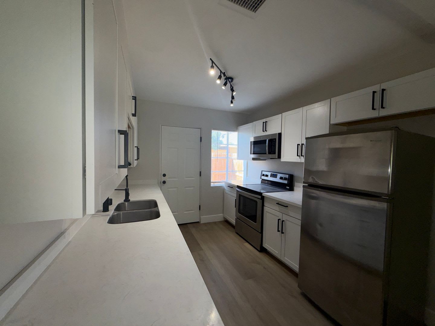 Updated 2-Bedroom Unit in Duplex with Brand-New Flooring – photo 3