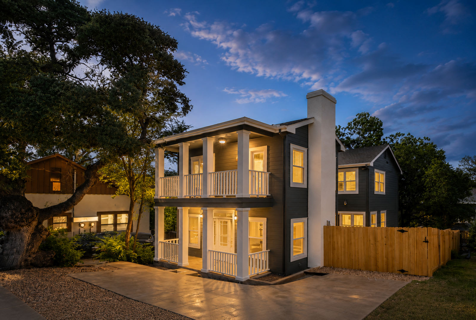804 E Dean Keeton Spacious House Across The Street From Ut Law Large Deck And Balcony With Great Views – photo 1