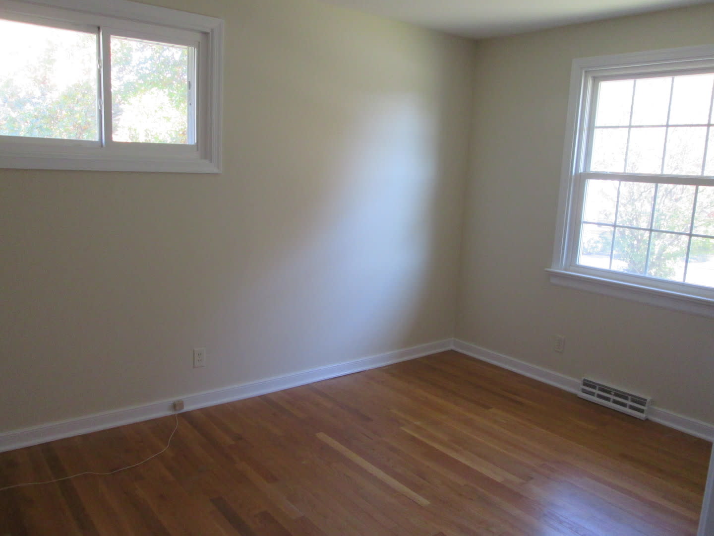 3 bedroom, 1.5 bathroom brick rancher with large fenced yard. Available in now – photo 3