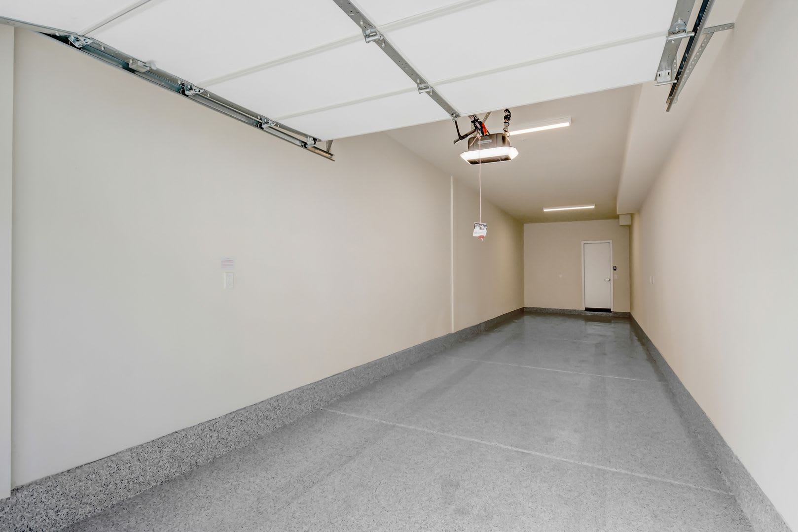 Just reduced and priced to rent fast! Modern Urban 2 Bed, 2 Bath Condo in Prime Ontario Location. – photo 4