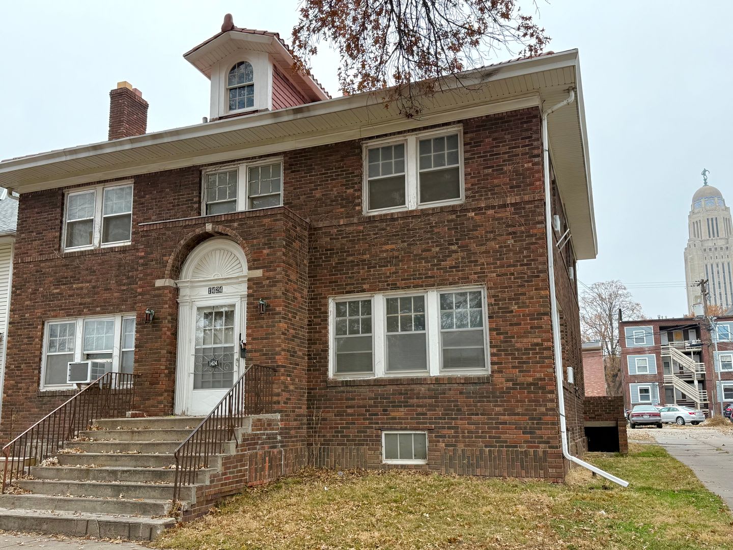 Massive 4 Bedroom, 2 Bath Brick Home – photo 1