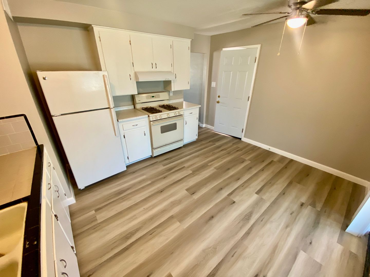 2 Bedroom, 1 Bathroom in Youngtown – photo 5
