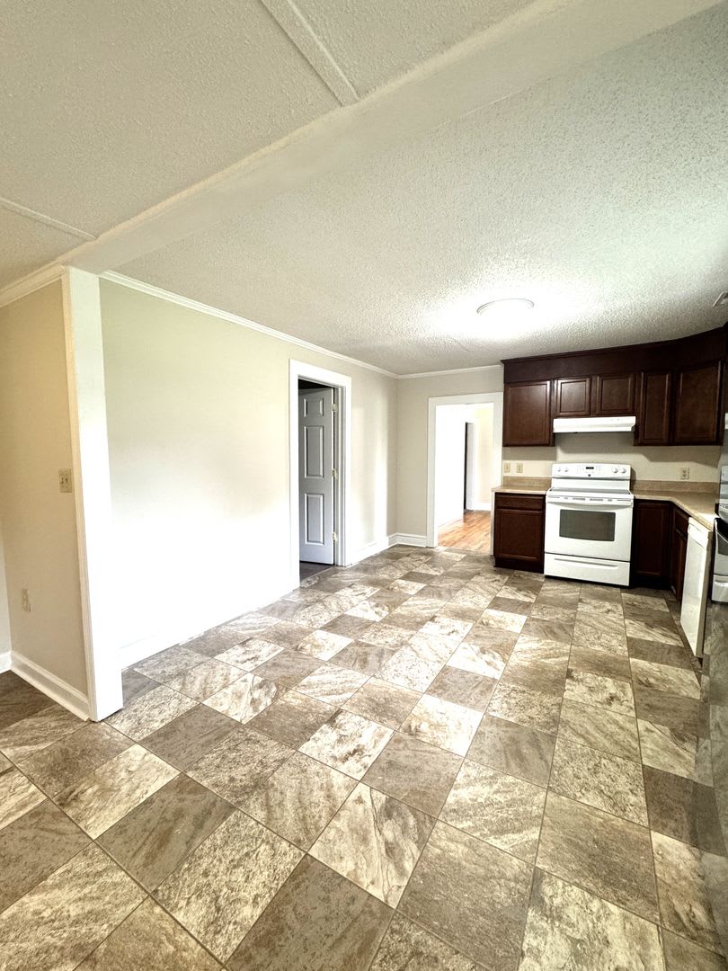 Great Location! Minutes to MCAS! – photo 3