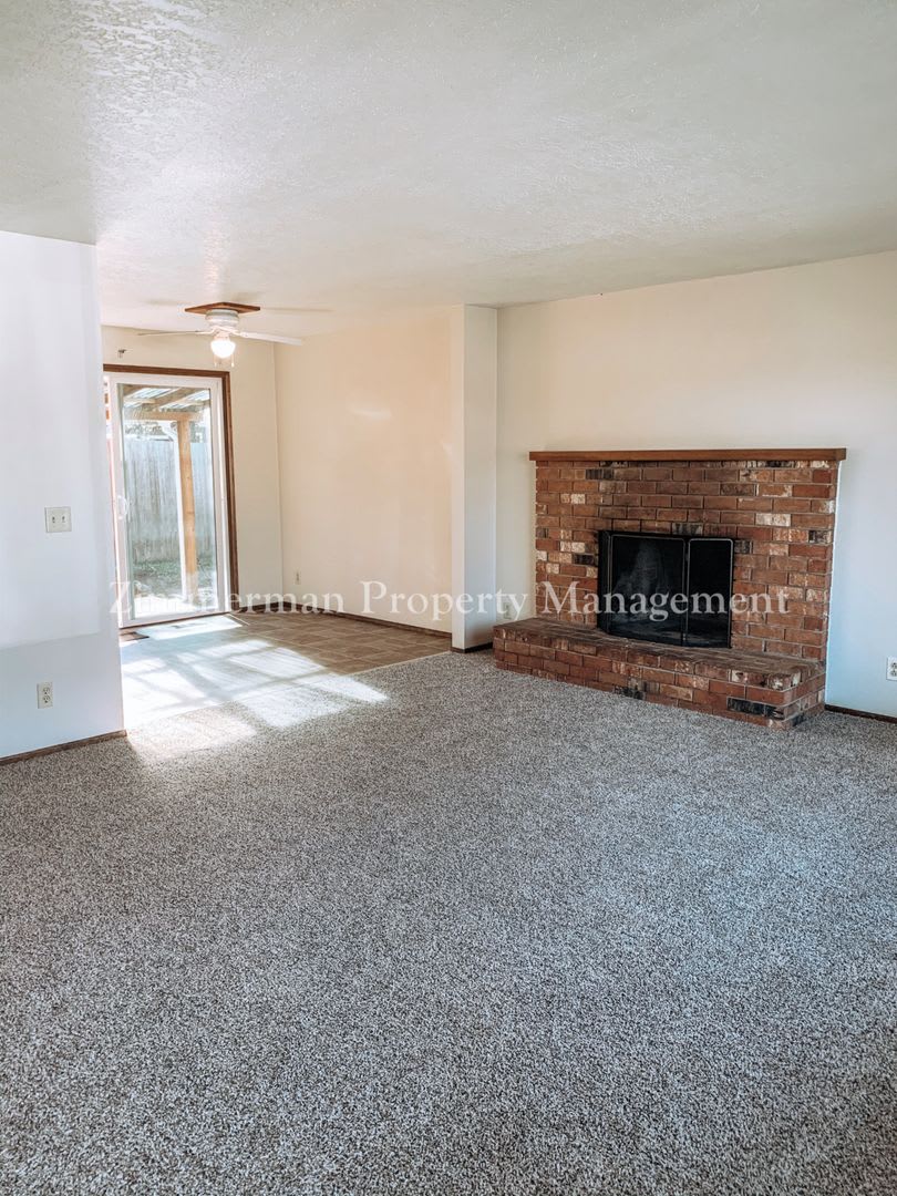 Adorable 2 Bedroom 1 Bath in Cottage Grove! – photo 2