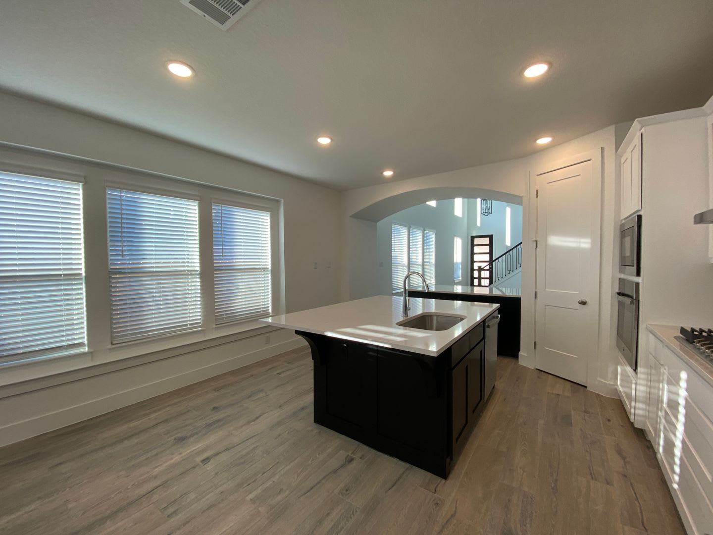 1 Mile To Gruene 4 Bedrooms 3 Bathrooms Plus A Game Room Loft Covered Patio Fenced In Yard Nbisd 1 Month Free Rent – photo 4