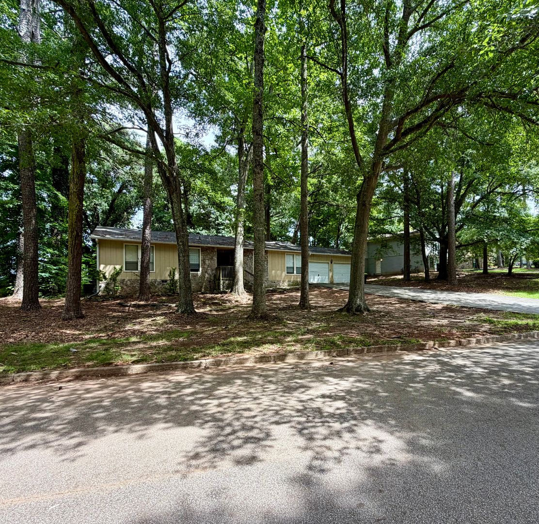 Beautiful 3-Bedroom, 2-Bath Ranch with Spacious Kitchen & Private Backyard – photo 2