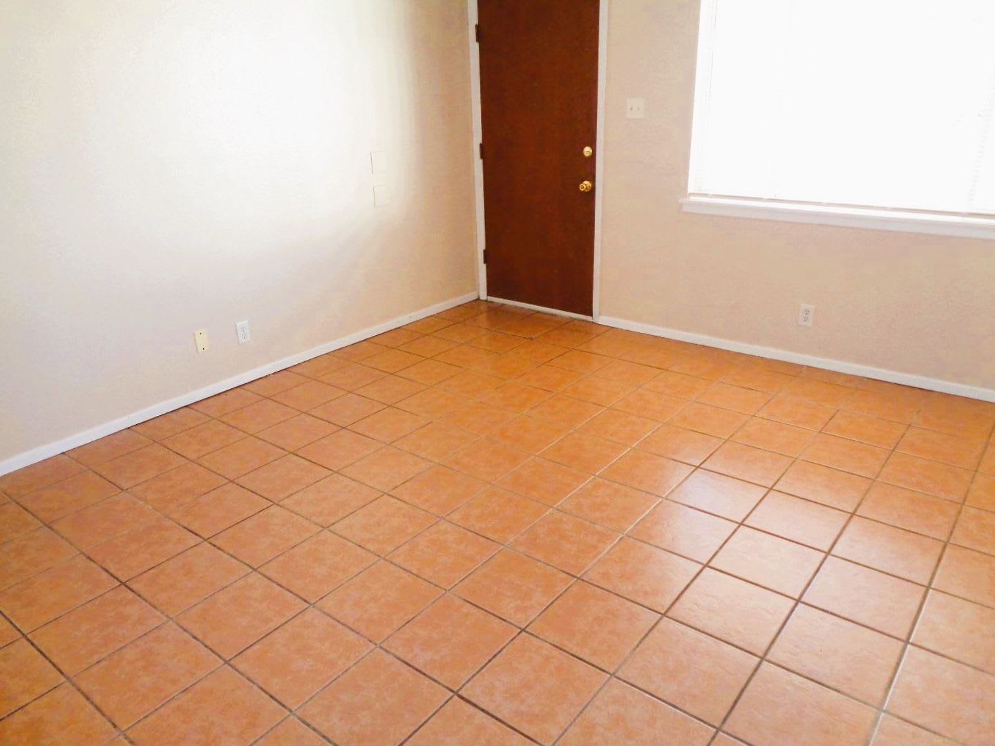 Cute Single Level Northeast Home With Refrigerated Air Located In Quiet Neighborhood – photo 4