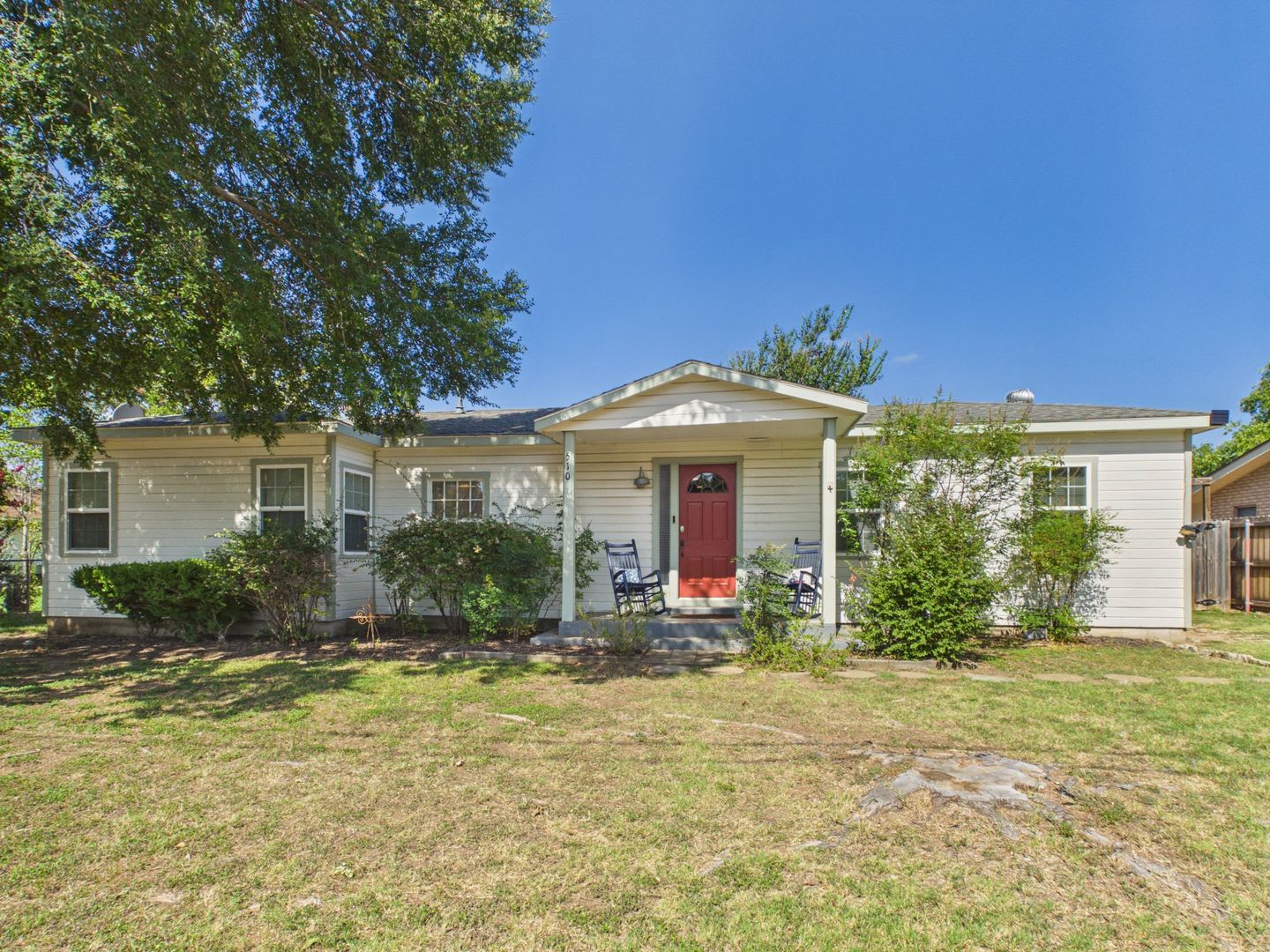 Spacious Kitchen, Large Living Room & Private Primary Bath – photo 2